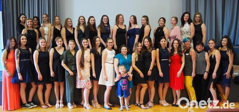 Die neuen Medizinischen Fachangestellten mit Ausbilderin Barbara Steinhauser (vorne, Dritte von links). Bild: Bühner