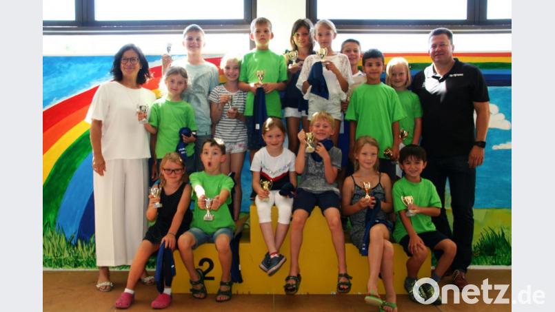 Im Bild die erfolgreichen Teilnehmer des Cube-Kinder- und -Jugend-Triathlons mit Bürgermeisterin Friederike Sonnemann und Olaf Korf vom RSC Marktredwitz. Bild: fpoz