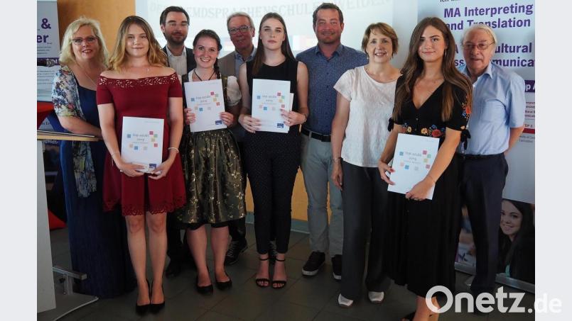 Jahrgangsbeste, Preisträger und Ehrengäste der Abschlussfeier an den Fremdsprachenschulen und der Dolmetscher-Akademie. Bild: Bühner