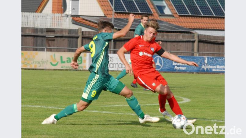 Kevin Grünauer (links, Szene aus der Partie gegen Baiersdorf) und der SV Mitterteich hatten am Freitagabend beim FSV Erlangen-Bruck nichts zu bestellen. Bild: gb