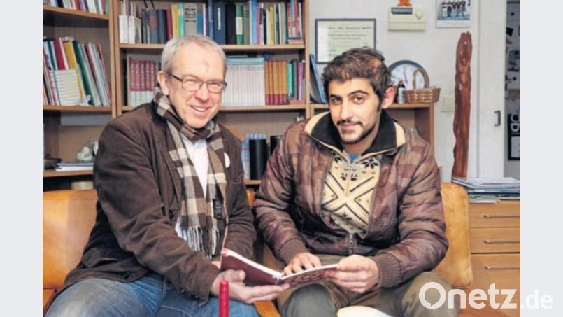 Mehrere Monate lang gewährte Pfarrer Hans-Peter Pauckstadt-Künkler dem damals 22-jährigen Syrer Fawzi 2015 Kirchenasyl im Pfarrhaus in Rothenstadt. Die Abschiebung nach Ungarn wurde abgewendet. Fawzi machte eine Ausbildung zum Mechatroniker und arbeitet heute in der Region. Kontakt zum Pfarrer besteht weiterhin. Bild: Gerhard Götz