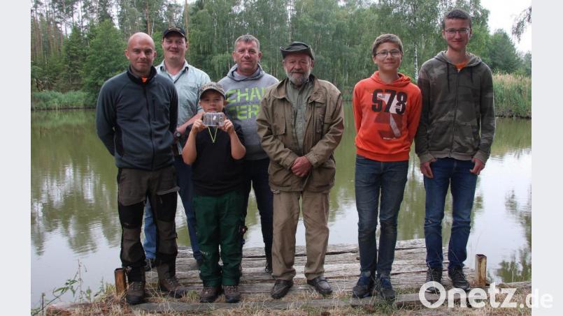 Beim vereinsinternen Pokalangeln gab es zwei Titelträger: Daniel Hechtl (links) wurde Sieger bei den Erwachsenen, bei der Jugend war Lorenz Korb (Zweiter von rechts) bester Teilnehmer. Bild: wro