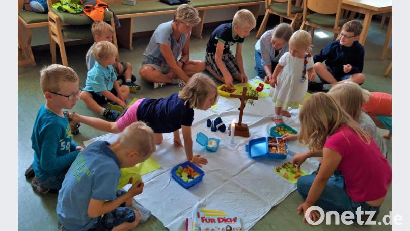 Mit einem kleinen Fest verabschiedet sich der Kindergottesdienst in die Sommerpause. Bild: jml