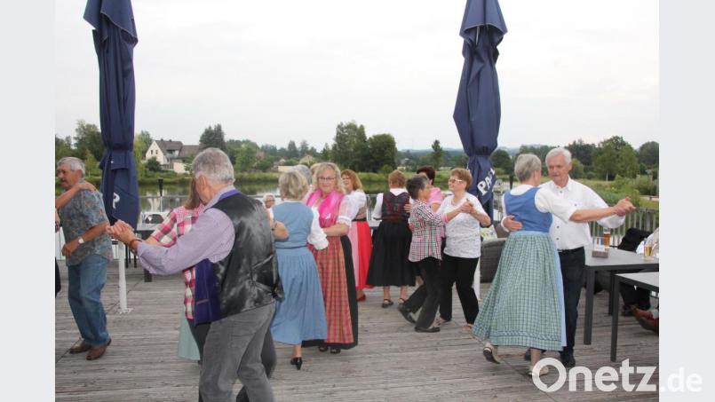 Stets gut gefüllt war die Tanzfläche auf der Terrasse des Restaurants „Seenario“. Bild: kro