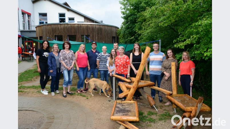 Der Elternbeirat der Kinderhauses St. Pankratius errichtet einen &quot;Matsch-Spielplatz&quot; und steigert damit erneut nach dem letztjährigen Anlegen eines Balancierbalkens die Freizeit- und Unterhaltungswert des Freigeländes. Bild: bey