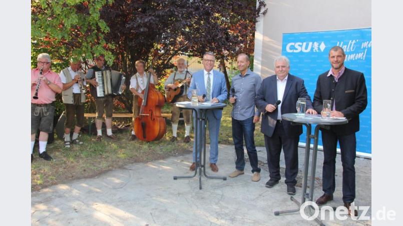 Viele Themen kamen beim Fraktionsbericht der Tirschenreuther CSU auf den Tisch. Im Bild (von rechts) Ortsvorsitzender Huberth Rosner, Fraktionssprecher Peter Gold, Moderator Thomas Bärthlein und Bürgermeister Franz Stahl mit der „Falkenberger Zoiglmusik“. Bild: kro