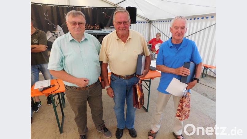 Auf 65 Jahre Mitgliedschaft blicken Adi Fischer und Rudi Richter zurück. Für diesen lange Verbundenheit mit dem Verein zeichnet sie TSV-Vorsitzender Manfred Porsch (von rechts) beim Ehrenabend während des viertägigen Sportfestes mit der TSV-Trophäe aus. Bild: hai