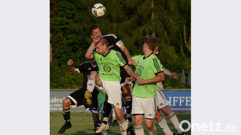 Der FC OVI-Teunz (schwarze Trikots) kam zum Saisonauftakt gegen die SG Schönthal/Premeischl nur zu einem 2:2. Bild: ham