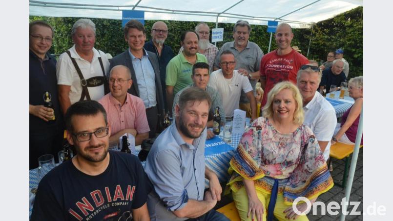 Da passt kein Blatt Papier dazwischen: Geschlossenheit und Einigkeit bei den CSU-Kandidaten auch beim traditionellen Krautnudelfest beim Ortsverein Hammerweg. Bild: Kunz