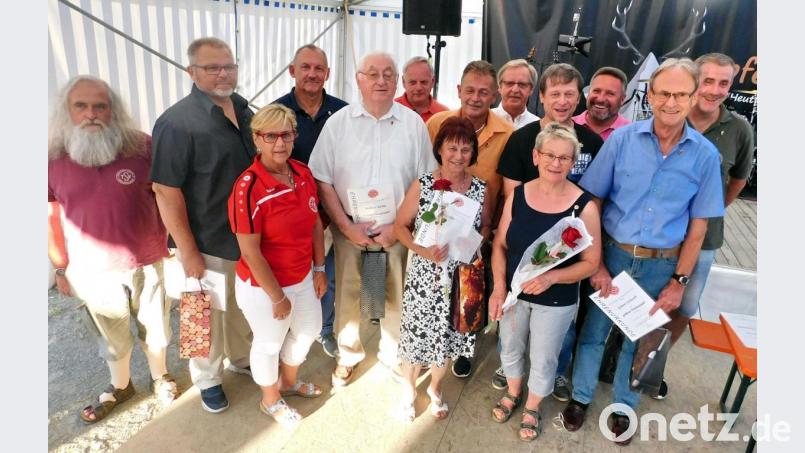 50 und 40 Jahre gehören dem TSV Kirchenlaibach Matthias Hertel, Günther Schwab, Thomas Schindler, Anita Porsch, Manfred Barth, Bernhard Stahl, Elmar Fraunholz, Angelika Bayer, Roland Vogel, Richard König, Thomas Stock und Helmut Veigl (von rechts) an. Ihnen gratulieren dritter Vorsitzender Peter Krönert (links) und zweite Vorsitzende Angela Kreutzer (vorne links). Bild: hai
