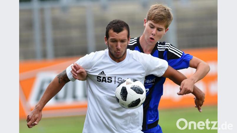 Dominik Mandula kontrolliert den Ball vor einem Spieler des TSV Kareth: Im Saisonauftaktspiel gegen Kareth (1:1) lief es für die SpVgg SV Weiden noch nicht wunschgemäß. Mittlerweile scheint die Wasserwerkelf aber ins Rollen zu kommen, was auch die SpVgg Pfreimd zu spüren bekommen soll. Bild: ssl