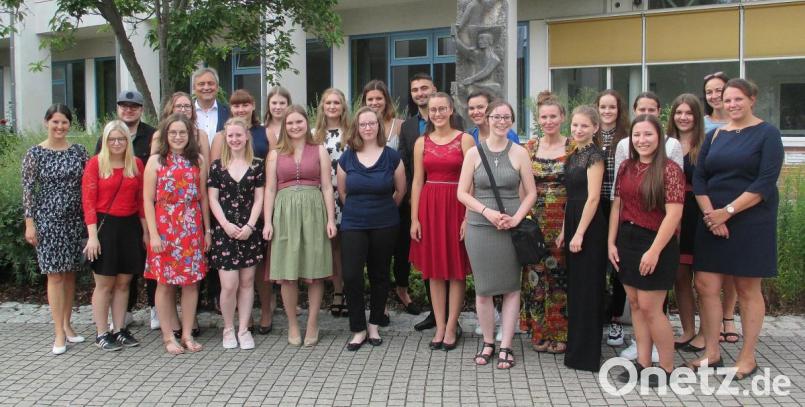 Neu ausgebildete Pharmazeutisch-kaufmännische Angestellte feiern ihren Abschluss. Bild: Bühner