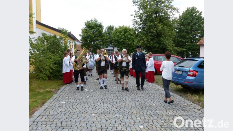 Der Kirchenzug marschiert durch das Spalier aus Geistlichen, Mesner und Ministranten Bild: hme