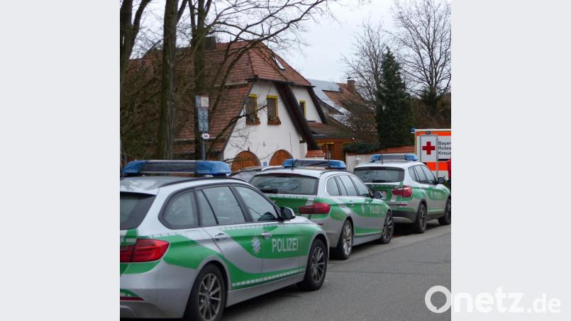 Die Polizei vor dem Haus in dem Dieter Loew überfallen wurde. Bild: cv
