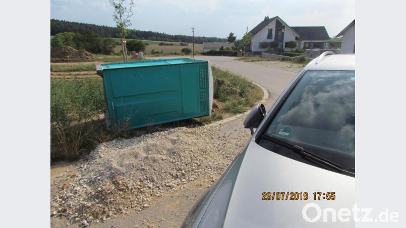 Das Toilettenhäuschen fiel auf ein Auto. Bild: Polizei Neunburg vorm Wald