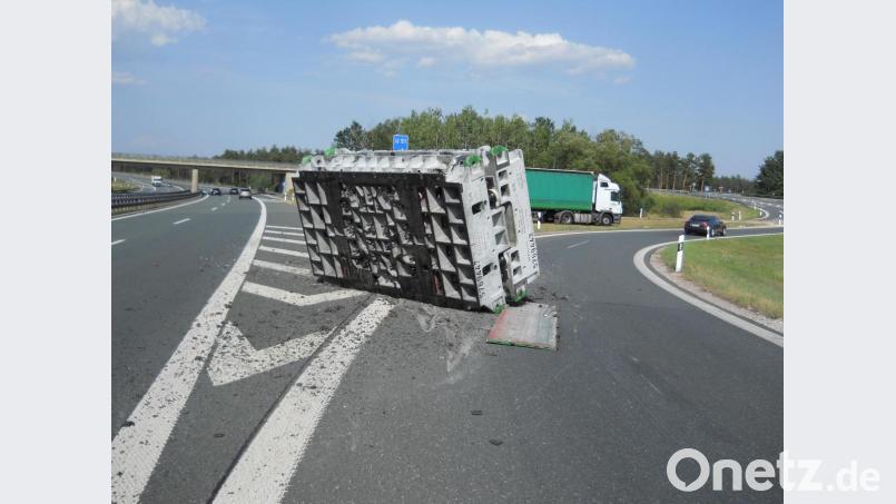 Ein Lastwagen hat am Freitag auf der A6 bei Ebermannsdorf eine 25 Tonnen schwere Karosserie-Presse verloren. Bild: Verkehrspolizei Amberg
