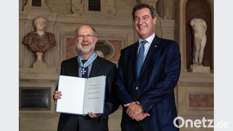 22.07.2019, Bayern, München: Wissenschaftsjournalist Harald Lesch (l.) aus München bekommt von Markus Söder (CSU), Ministerpräsident von Bayern, den bayerischen Verdienstorden überreicht. Bild: Peter Kneffel/dpa