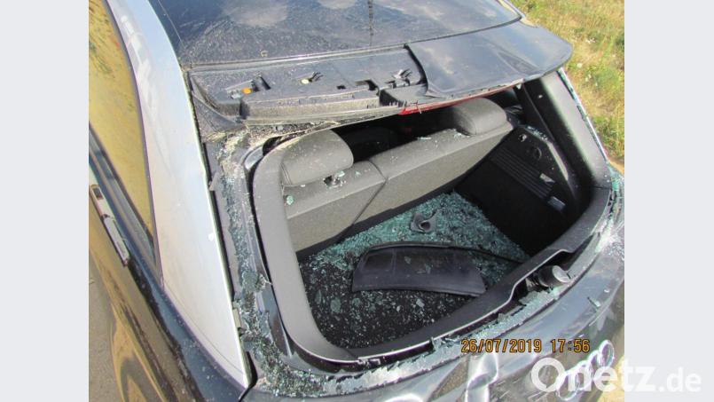 Das Klohäuschen traf ein Autos am Heck. Bild: Polizei Neunburg vorm Wald