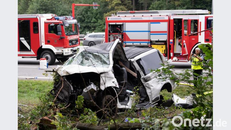 Das Unglücksfahrzeug liegt auf der A8 bei Brunnthal im Straßengraben. Bild: Sven Hoppe/dpa