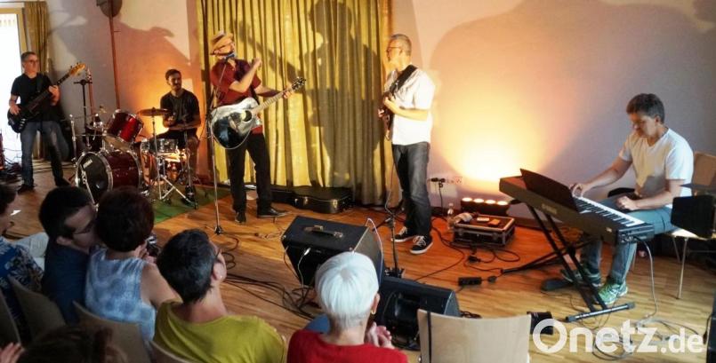 Hubert Treml und seine Band „Apfelkuchen“ hatten das Publikum im neu fertiggestellten Pfarrheim vom ersten Lied an voll im Griff. Bild: weu