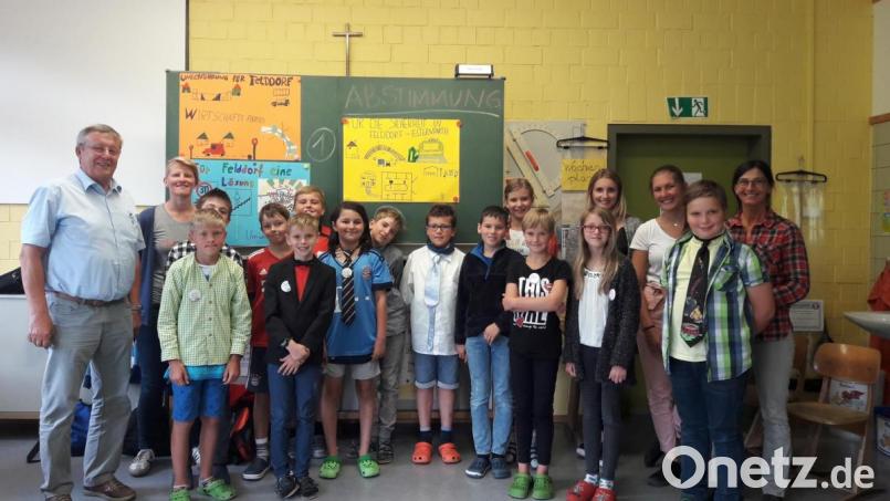 Heimatforscher Königstein Gruppenfoto:
Bürgermeister Hans Koch stand den Schülerinnen und Schülern der Grundschule Königstein Rede und Antwort. Bild: Michael Schröter