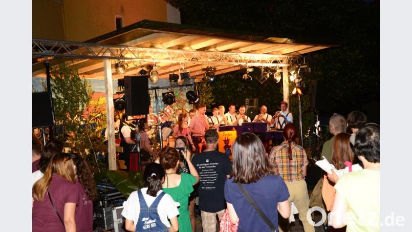 Die &quot;Pirker Blechmusi&quot; drehte mit ihrer heißen Musik am Samstagabend die Temperatur nochmals nach oben. Bild: bey