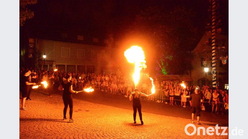 Die Tännesberger Feuerspucker &quot;Thegan ignis&quot; ziehen bei noch trockenem Wetter auf den Marktplatz ein. Bild: bey