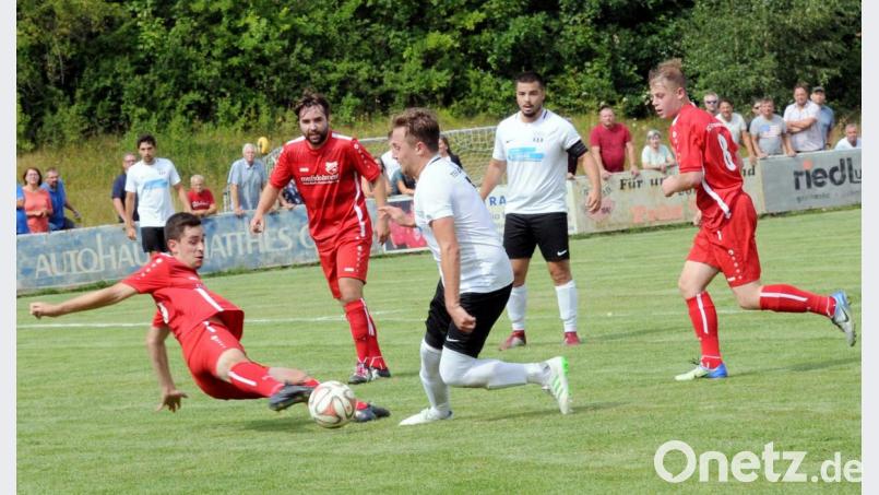 Der FC Lorenzreuth feierte im Derby gegen den TSV Waldershof einen klaren 4:1-Erfolg. Hier stoppt Nikolai Nothhaft (links) den Waldershofer Simon Wollner. Bild: heh
