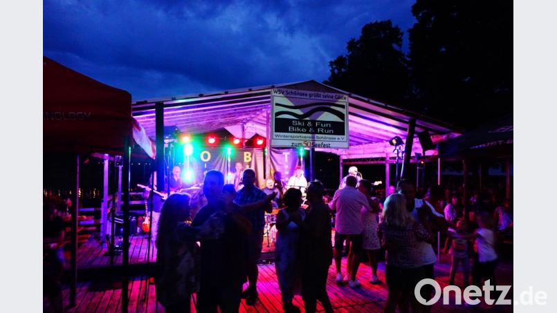 Auf der großen Seebühne baten die Musiker von &quot;O.B.T.&quot; zum Tanz. Bild: mmj