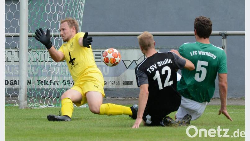Auf dem Posten war der Stullner Torwart Matthias Störzer (links) beim Schuss des Wernbergers Alexander Grill. TSV-Spieler Tobias Eules (Mitte) grätscht auch noch dazwischen. Der FC Wernberg gewann das Derby mit 3:1. Bild: mhs