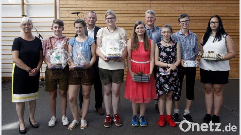 Das Haus des Guten Hirten ehrte die besten Absolventen und verlieh Anerkennungspreise. Das Bild zeigt von links: Kerstin Reckermann, Madeleine Fohr, Lena Graf, Otto Storbeck, Sophie Wölke, Sabrina Melzer, Tobias Mandl, Natalie Krieger, Christoph Gietl und Patricia Schmid. Bild: Hirsch