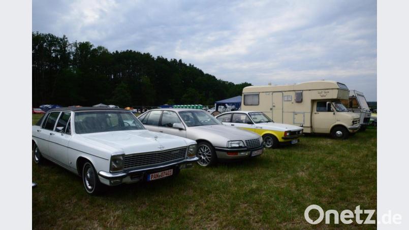 Herrschaftliche Opel und Wohnmobile, alle mussten mindestens 25 Jahre alt sein, gab es für die Besucher zu bestaunen. Bild: bey