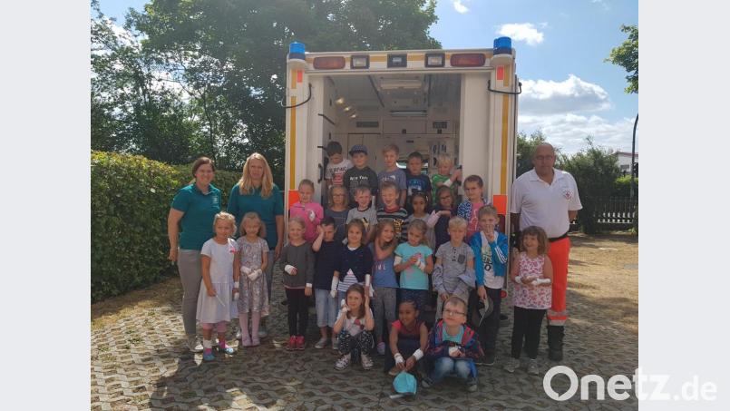 Die Vorschulkinder des städtischen Kinderhauses Mitterteich gingen zum Abschluss ihres Trau-Dich-Kurses auf Inspektion im Rettungswagen, zusammen mit Natalie Wölfl und Julia Spandel (von links), sowie Alexander Schrembs (rechts) vom Roten Kreuz Mitterteich. Bild: exb