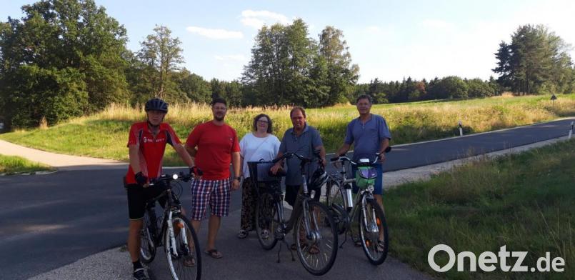 Vor Ort machten sich Vorstandsmitglieder der Poppenrichter SPD ein Bild von der geänderten Vorfahrtsregelung des Radweges entlang der AS 13 bei der Einmündung der Gemeindeverbindungsstraße Poppenricht/Altmannshof. Bild: wwl