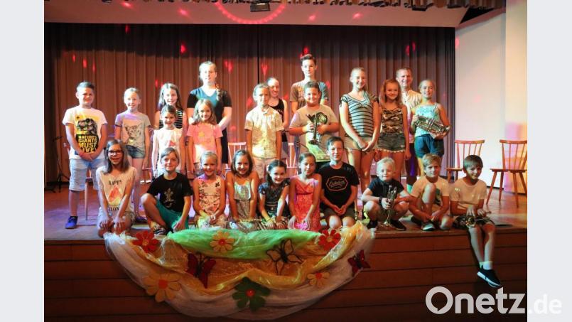 Zum Abschluss zeigen sich noch einmal alle jungen Musikerinnen und Musiker auf der Bühne. Zuvor präsentierten sie ihren Eltern und Freunden ein abwechslungsreiches, kurzweiliges Konzert. Bild: myd