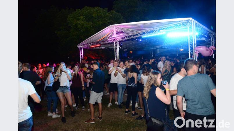 Eine tolle ausgelassene Stimmung herrschte bei der 5. Beachparty der SpVgg Schirmitz, der auch der später einsetzende Regen nichts anhaben konnte. Bild: bey