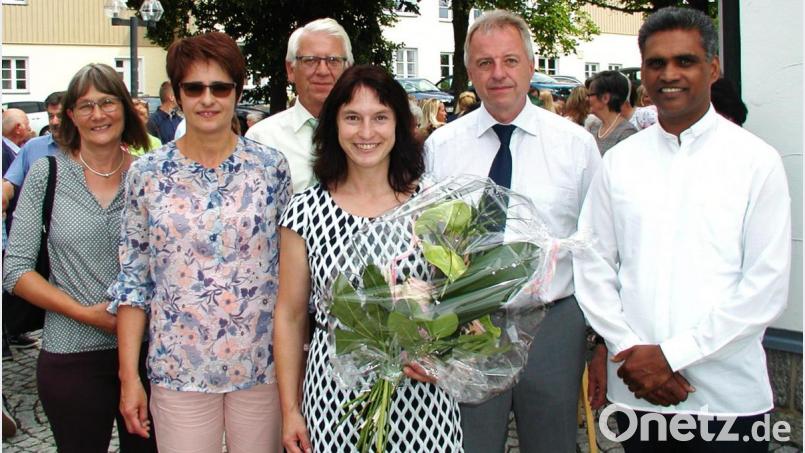 Am Ende eines Abschiedsgottesdienstes dankte Pater Joy (rechts) der scheidenden Gemeindereferentin Gabi Sieder (mit Blumen) für ihr engagiertes Wirken. Geschenke überreichten die Vertreter der kirchlichen Gremien: Pfarrgemeinderatssprecherinnen Irene Riedel und Sabine König (von links) und die beiden Kirchenpfleger Werner Scharf und Klaus Brunner (Dritter und Fünfter von links). Bild: ld