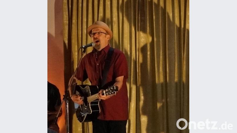 Hubert Treml und seine Band „Apfelkuchen“ hatten das Publikum im neu fertiggestellten Pfarrheim vom ersten Lied an voll im Griff. Bild: weu