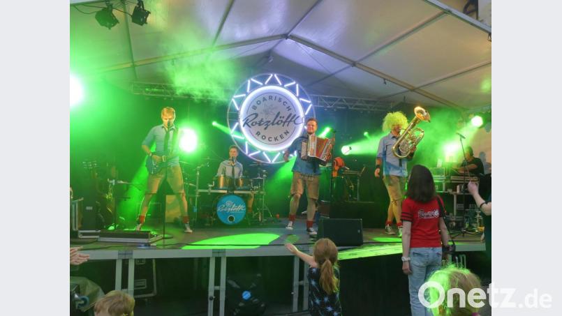 "Kordula Grün" hielt Einzug am Karlsplatz und die Bürgerfest-Gäste singen ausgelassen mit. Bild: rn