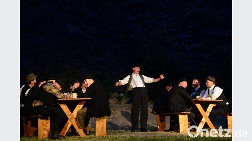 Bauer Altlechner (Heinz Rast, Mitte) ist der einzige im Dorf, der sich auf den Bußgang nach Rom freut. Die anderen Bauern (rechts) am Tisch sind eher verzweifelt, dass sie bei ihren Frauen kein Gehör mehr finden. Bild: bey