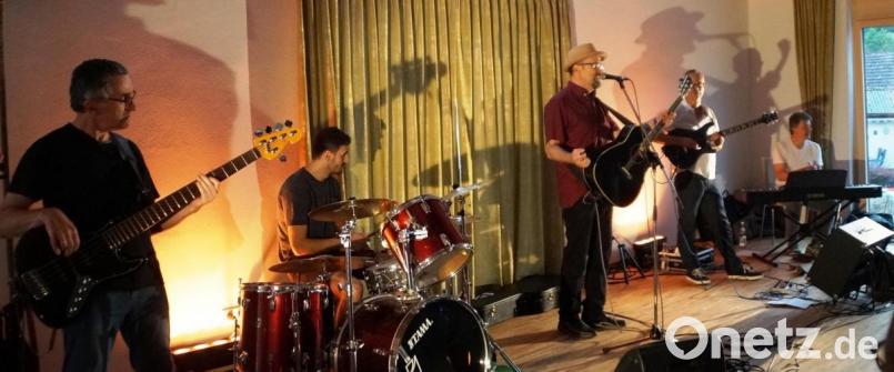 Hubert Treml und seine Band „Apfelkuchen“ hatten das Publikum im neu fertiggestellten Pfarrheim vom ersten Lied an voll im Griff. Bild: weu
