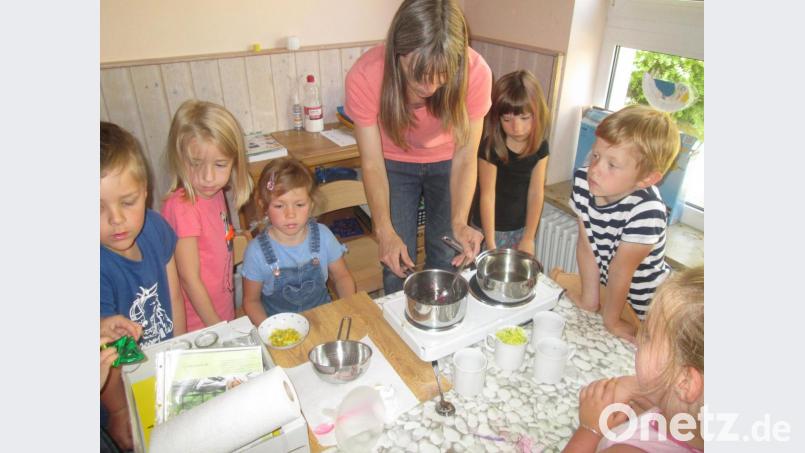 Kinder beim Basteln mit den Blütenblättern. Bild: exb