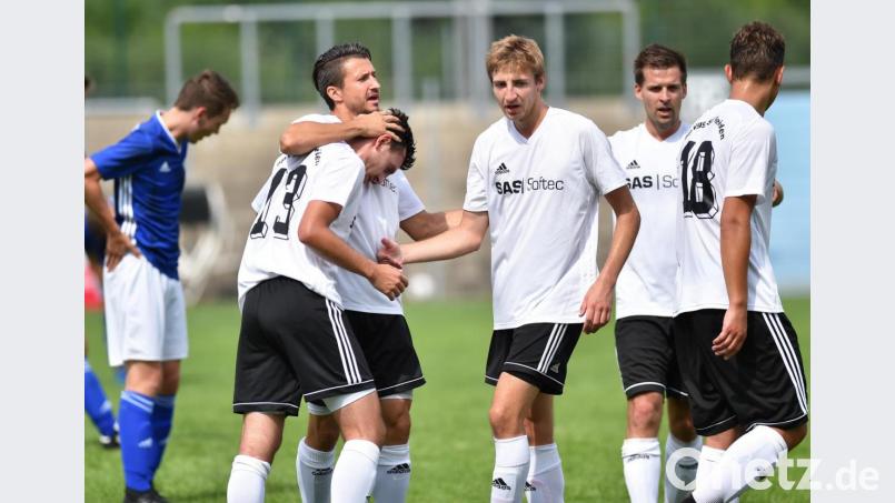 Freude nach dem Ausgleich: Die SpVgg SV Weiden II steckte einen Rückstand weg und landete gegen die DJK Ensdorf einen 2:1-Heimsieg. Bild: otr