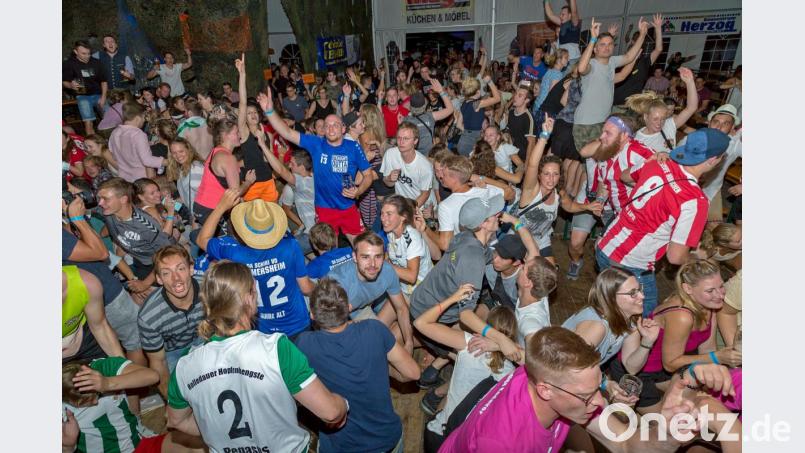 Der HV OVI kann als Gastgeber mit dem Freitagabend mehr als zufrieden sein. Großer Andrang an allen drei Bars und tolle Stimmung im Zelt. Was wünscht man sich mehr? Bild: gud