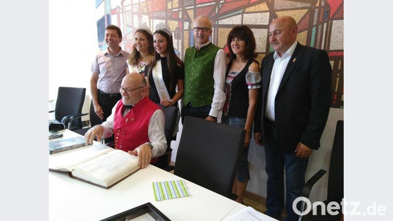 Der Bürgermeister von Zillisheim Josef Goester trägt sich ins Goldene Buch ein, Patrick Keller, die beiden Faschingsprinzessinnen und Hahnbachs Bürgermeister freuen sich mit ihm.(v.li.n.re.) Bild: mma