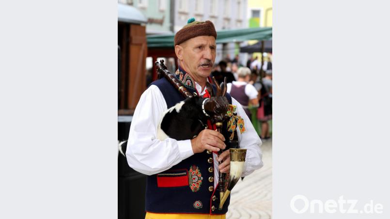 Bohumil Vanecek überrascht mit seinem exotischen Musikinstrument. Bild: mef