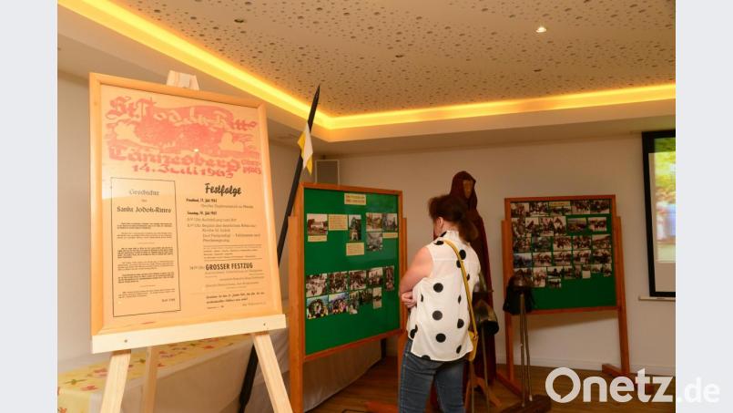 Interessante Einblicke, auch per digitaliserten VHS-Film, gibt die Ausstellung über die Entwicklung des Jodok-Rittes im Hotel Wurzer. Bild: bey