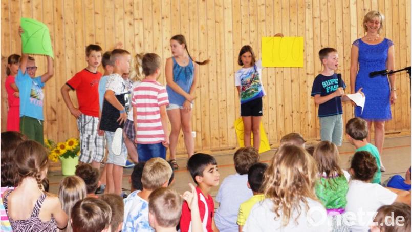 Zur Höchstform lief Jonah Gitter (4a) auf, als er als Moderator Rektorin Vetterl mit einem Quiz überraschte. Bild: weu
