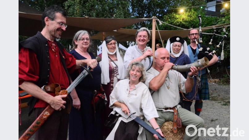 Im Biergarten des "Parapluie" geht's mit Schwertern und Gebläse zurück ins Mittelalter. Bild: Kunz