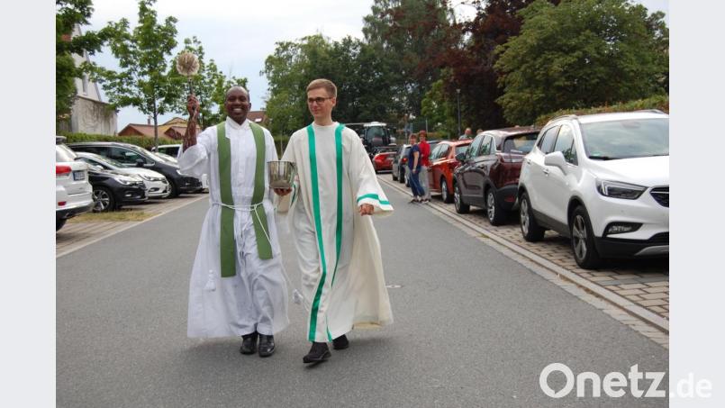 Pfarrer Gilbert Mburu Kabiru aus Kenia vertritt bis 20. August Stadtpfarrer Bernhard Müller. Er studiert in Innsbruck und schreibt seine Doktorarbeit in Pastoraltheologie. Am Samstagabend stand er erstmals mit Ruhestandspfarrer Wolfgang Traßl am Altar. Anschließend besprengte er die abgestellten Fahrzeuge mit Weihwasser Bild: az
